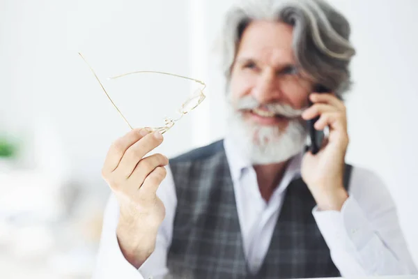 Empresário Bem Sucedido Usa Telefone Senior Elegante Homem Moderno Com — Fotografia de Stock