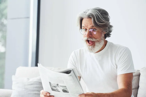 Rust Uit Bank Senioren Stijlvolle Moderne Man Met Grijs Haar — Stockfoto