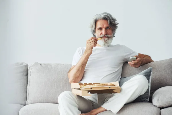 Med Utsökt Pizza Tittar Senior Snygg Modern Man Med Grått — Stockfoto