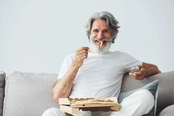 Med Utsökt Pizza Tittar Senior Snygg Modern Man Med Grått — Stockfoto