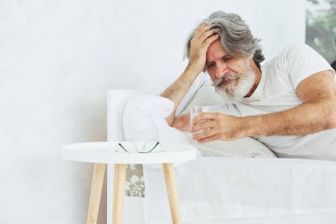 Hastalık ve virüs kavramı. Gri saçlı ve sakallı son sınıf modacı modern adam..