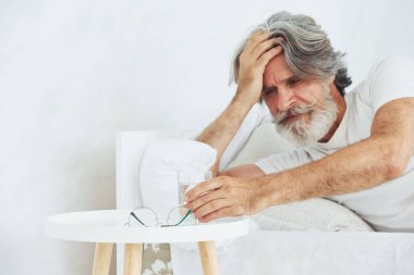 Hastalık ve virüs kavramı. Gri saçlı ve sakallı son sınıf modacı modern adam..