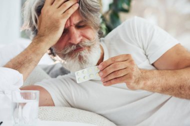 Hastalık ve virüs kavramı. Gri saçlı ve sakallı son sınıf modacı modern adam..