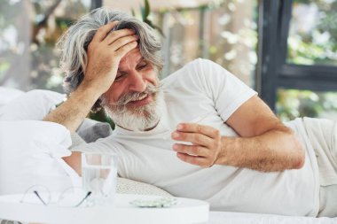 Hastalık ve virüs kavramı. Gri saçlı ve sakallı son sınıf modacı modern adam..