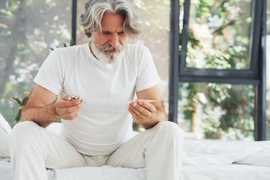 Hastalık ve virüs kavramı. Gri saçlı ve sakallı son sınıf modacı modern adam..