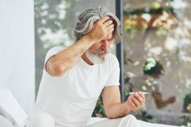 Hastalık ve virüs kavramı. Gri saçlı ve sakallı son sınıf modacı modern adam..