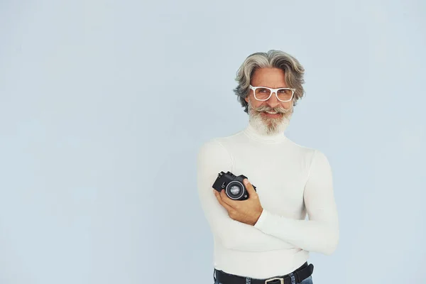 Klasik Kameralı Bir Fotoğrafçı Gri Saçlı Sakallı Son Sınıf Modacı — Stok fotoğraf