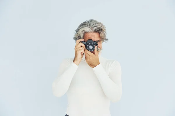 Fotograf Mit Oldtimer Kamera Senior Stilvoller Moderner Mann Mit Grauen — Stockfoto