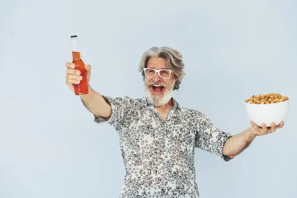 Senioren Stijlvolle Moderne Man Met Grijs Haar Baard Binnen Met — Stockfoto