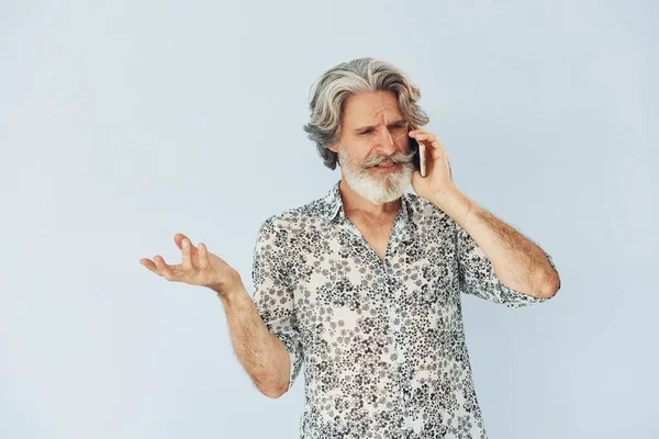 Старший Стильний Сучасний Чоловік Сірим Волоссям Бородою Приміщенні Розмовляє Телефону — стокове фото