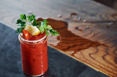 İçinde greyfurt var. Tahta masada taze yaz kokteylinin yakın görüntüsü..