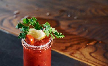 İçinde greyfurt var. Tahta masada taze yaz kokteylinin yakın görüntüsü..