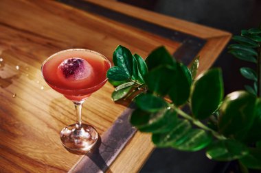Kırmızı renkli. Tahta masada taze yaz kokteylinin yakın görüntüsü..