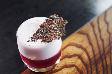 Lezzetli içki. Tahta masada taze yaz kokteylinin yakın görüntüsü..