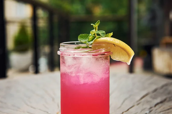 Ροζ Υγρό Λεμόνι Κοντινή Θέα Του Φρέσκου Καλοκαιρινού Αλκοολούχου Κοκτέιλ — Φωτογραφία Αρχείου