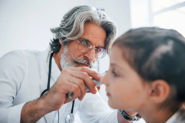 Menina Tem Uma Visita Otorrinolaringologista Sênior Com Cabelos Grisalhos Barba — Fotografia de Stock