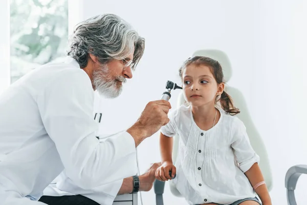 Маленька Дівчинка Відвідує Старший Оториноларинголог Сірим Волоссям Бородою Білому Пальто — стокове фото