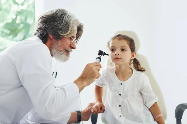 Маленька Дівчинка Відвідує Старший Оториноларинголог Сірим Волоссям Бородою Білому Пальто — стокове фото