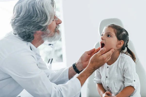 Menina Tem Uma Visita Otorrinolaringologista Sênior Com Cabelos Grisalhos Barba — Fotografia de Stock