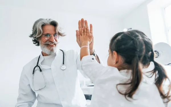 Werken Met Een Klein Meisje Geef High Five Senior Mannelijke — Stockfoto