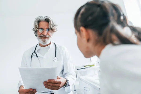 Resultaten Van Het Onderzoek Voorlezen Aan Het Kleine Meisje Senior — Stockfoto