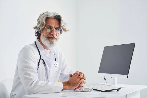 Portret Van Oudere Mannelijke Arts Met Grijs Haar Baard Witte — Stockfoto