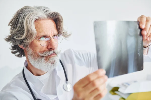 Mira Los Rayos Senior Doctor Masculino Con Pelo Gris Barba — Foto de Stock