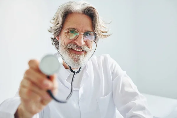 Sostiene Estetoscopio Retrato Médico Senior Con Pelo Gris Barba Bata — Foto de Stock