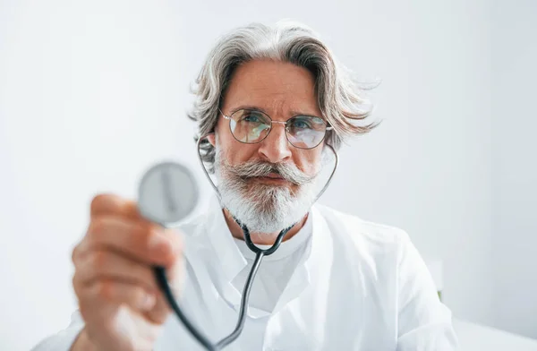 Sostiene Estetoscopio Retrato Médico Senior Con Pelo Gris Barba Bata — Foto de Stock