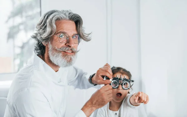 Senior Mannelijke Oogarts Met Grijs Haar Baard Witte Vacht Binnen — Stockfoto