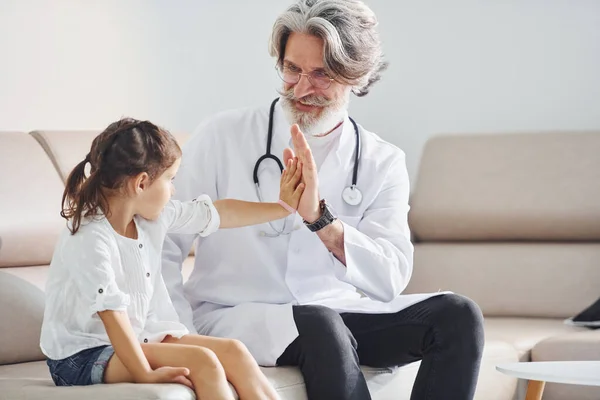 Cinco Niña Senior Doctor Masculino Con Pelo Gris Barba Bata — Foto de Stock