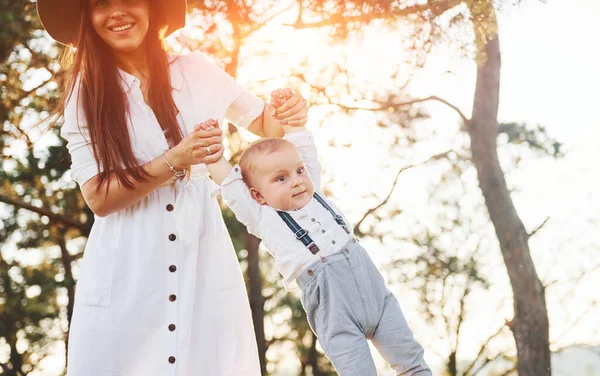 Jonge Moeder Met Haar Zoontje Buiten Het Bos Prachtige Zon — Stockfoto