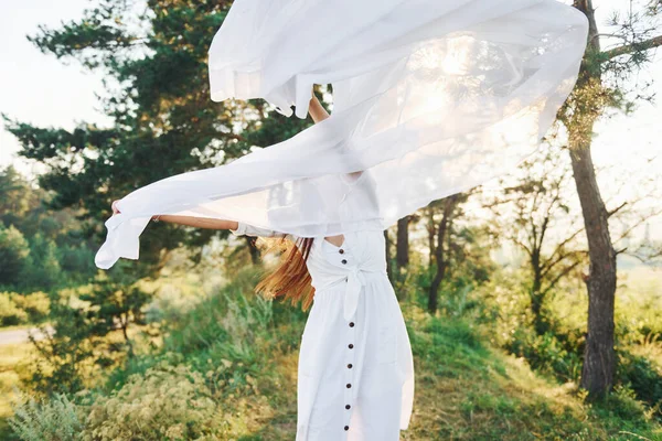 Gelukkig Jong Vrouw Dansen Met Witte Doek Handen Buiten Het — Stockfoto