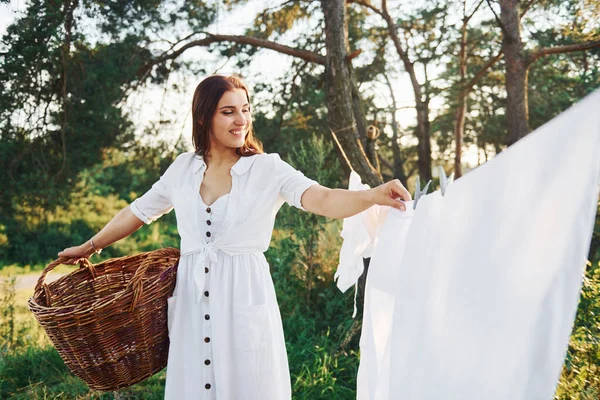 Jovem Dona Casa Com Cesta Mãos Pendura Lavado Pano Branco — Fotografia de Stock