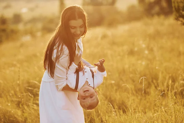 Jonge Moeder Met Haar Zoontje Buiten Het Landbouwterrein Prachtige Zon — Stockfoto