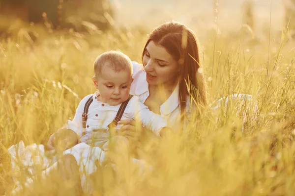 Jovem Mãe Com Seu Filho Está Livre Campo Agrícola Linda — Fotografia de Stock