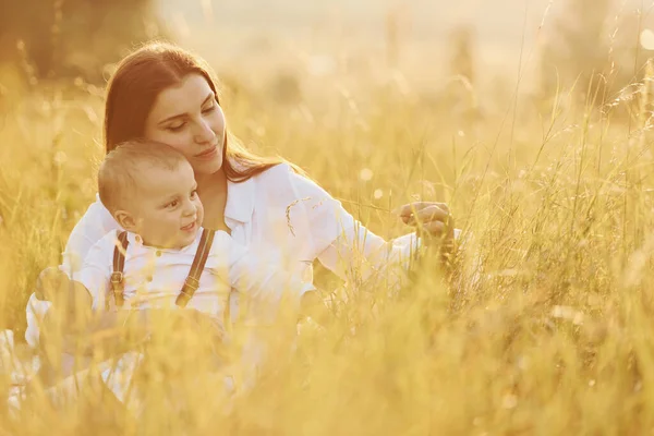 Jonge Moeder Met Haar Zoontje Buiten Het Landbouwterrein Prachtige Zon — Stockfoto