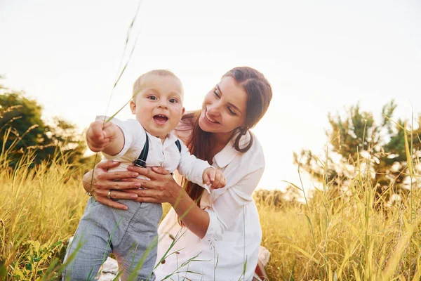 Gelukkige Familie Die Lacht Plezier Heeft Jonge Moeder Met Haar — Stockfoto