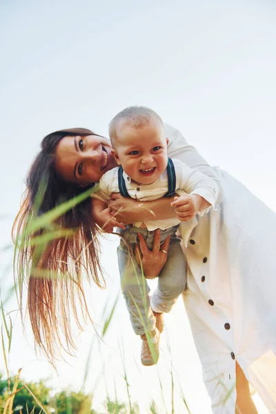 Gelukkige Familie Die Lacht Plezier Heeft Jonge Moeder Met Haar — Stockfoto
