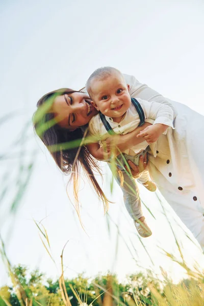 Gelukkige Familie Die Lacht Plezier Heeft Jonge Moeder Met Haar — Stockfoto