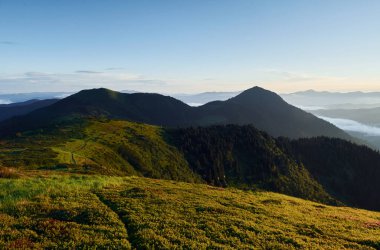 Dağları ve bulutları olan güzel bir manzara