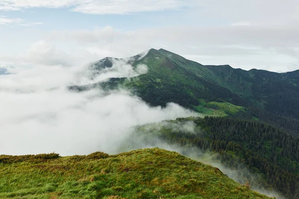 Красивый Пейзаж Облаками Голубым Небом — стоковое фото