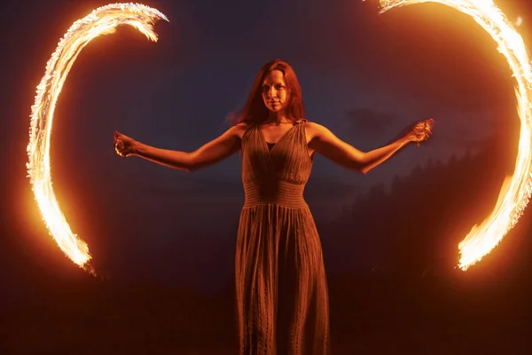 Kadın Sahne Sanatçısı Gece Karanlığında Yangın Sırasında Yanan Sopa Çeviriyor — Stok fotoğraf