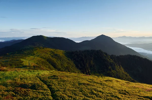 Dağları ve bulutları olan güzel bir manzara