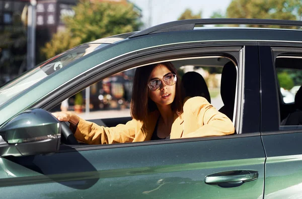 Mira Afuera Desde Automóvil Joven Mujer Moda Abrigo Color Burdeos — Foto de Stock
