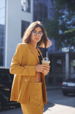 Kahve molası. Gündüz vakti arabasıyla bordo renkli ceketli, şık bir kadın..