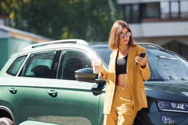 Młoda Modna Kobieta Burgundowym Kolorze Płaszcza Ciągu Dnia Jej Samochodu — Zdjęcie stockowe