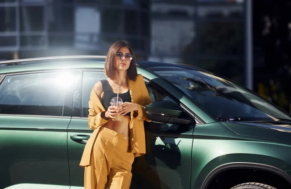 Con Bebida Las Manos Joven Mujer Moda Abrigo Color Burdeos — Foto de Stock