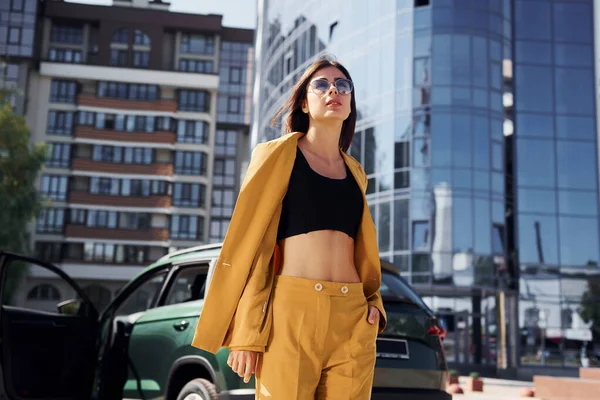 Avanti Dall Automobile Giovane Donna Alla Moda Cappotto Colore Bordeaux — Foto Stock