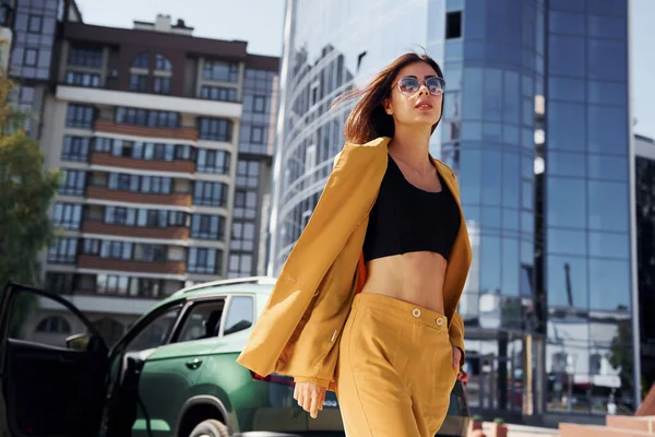 Идет Вперед Автомобиля Молодая Модная Женщина Бордовом Цветном Пальто Днем — стоковое фото